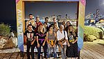 Studierendengruppe mit Prorektor vor der Skyline von Tel Aviv
