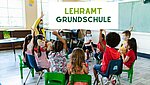 Text: Lehramt Grundschule, Bild: Kinder sitzen mit Lehrkraft in einem Stuhlkreis