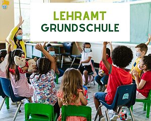 Text: Lehramt Grundschule, Bild: Kinder sitzen mit Lehrkraft in einem Stuhlkreis