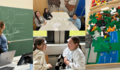 Man erkennt Kinder in Interaktion miteinander