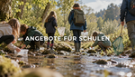 Kinder in Bach mit Keschern