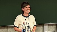 Prof. Dr. Yvonne Pröbstle am Rednerpult im Hörsaal