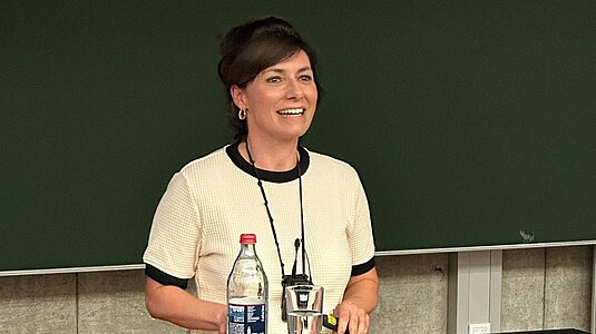 Prof. Dr. Yvonne Pröbstle am Rednerpult im Hörsaal