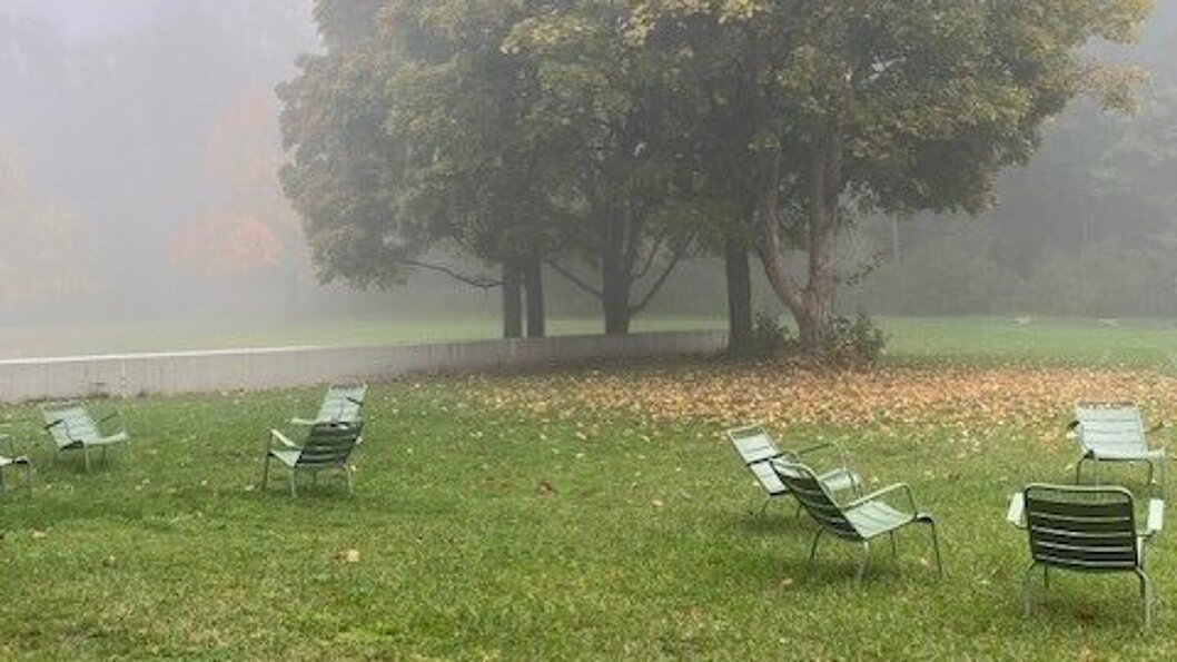 St&uuml;hle im Morgennebel auf der Gr&uuml;nfl&auml;che der PH Ludwigsburg