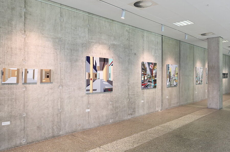 Blick in die Ausstellung in der Studiengalerie mit Werken von Goda Plaum