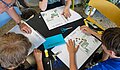 Schüler beim Ausfüllen eines Steckbriefs zum Luchs im Rahmen der Luchsausstellung auf der Lernfestival 2024