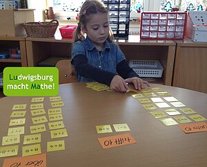 Ein KInd ordnet Aufgaben.