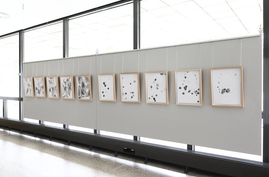 Blick in die Ausstellung in der Studiengalerie mit Zeichnungen von Barbara Hindahl