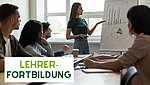 Text: Lehrerfortbildung, Bild: vier Personen sitzen an einem großen Tisch und hören einer Präsentierenden zu, welche an einem Plakat etwas erklärt