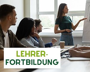 Text: Lehrerfortbildung, Bild: vier Personen sitzen an einem großen Tisch und hören einer Präsentierenden zu, welche an einem Plakat etwas erklärt