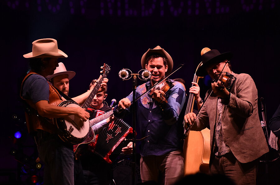 Lousia Kurtz mit dem Bild "Konzert einer Bluegrass-Band im Basketballstadion der WCU" (WCU, USA)