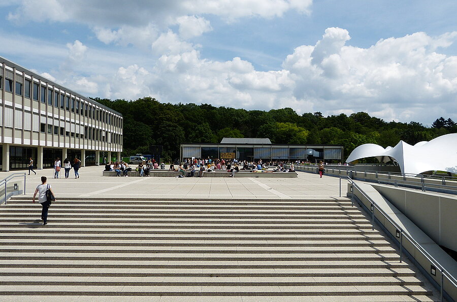 Blick auf Treppe in Richtung Hauptgebäude und Mensa