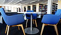 Blaue Stühle an Tisch im Lesesaal