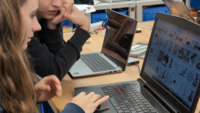 Teilnehmende bei der Projektplanung am Laptop