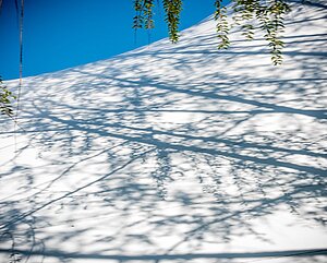 Licht und Schatten auf weißem Untergrund