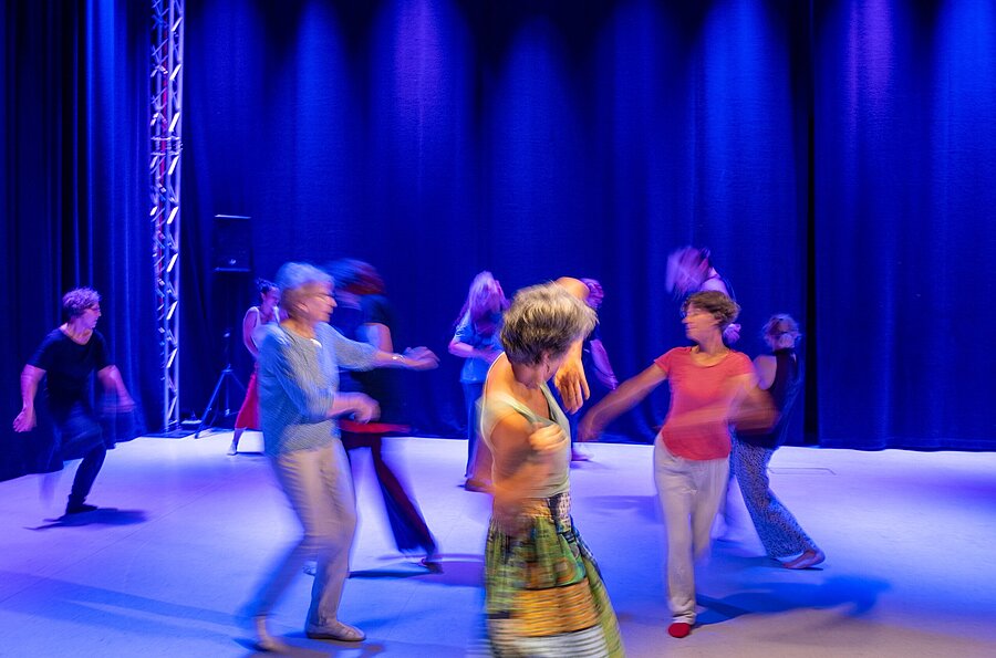 Tanzende Teilnehmende der Tanzende Begegnung - Tanzimprovisation für Tanzinteressierte