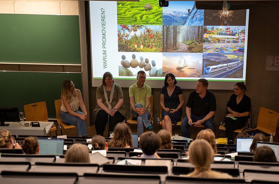In einem Hörsaal sitzende Schüler*innen im Rahmen eines Workshops beim Lernfestival der PH Ludwigsburg