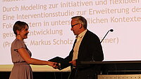 Eine der Preisträgerin, Ronja Kaupp, erhält den Preis von Prof. Dr. Tobias Arand, Vorsitzender des Ausschusses zur Vergabe des Preises der Stadt Ludwigsburg.