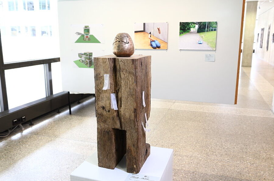 Blick in die Ausstellung in der Studiengalerie mit Werken der Studierenden