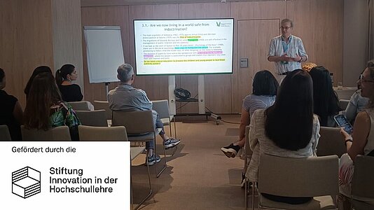 Dr. Daniel Tello pr&auml;sentiert seinen Vortrag in Madrid.