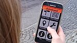 Kind mit der App Actionbound in der Stadt Ludwigsburg