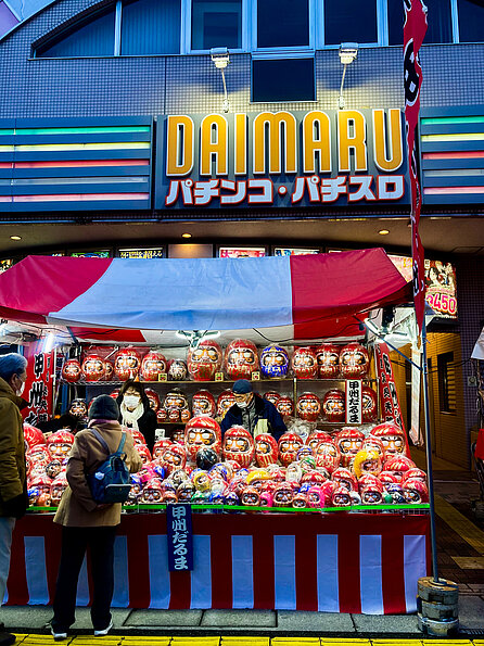 Sophie Bahr mit dem Bild "Verkaufsstand Darumas - Setsubun Festival" (University of Yamanashi, Japan)