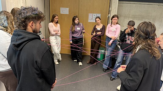 Bild mit Studierenden, die ein Reflektionsspiel spielen