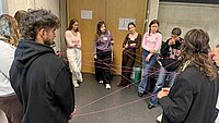 Bild mit Studierenden, die ein Reflektionsspiel spielen