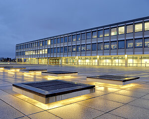 Abendstimmung, Gebäude 1 mit davorliegendem Campus, beleuchtet