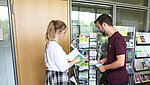 Studieninteressierte durchforsten die Studienflyer dre PH Ludwigsburg.