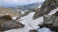 Schneefeld im Gebirge