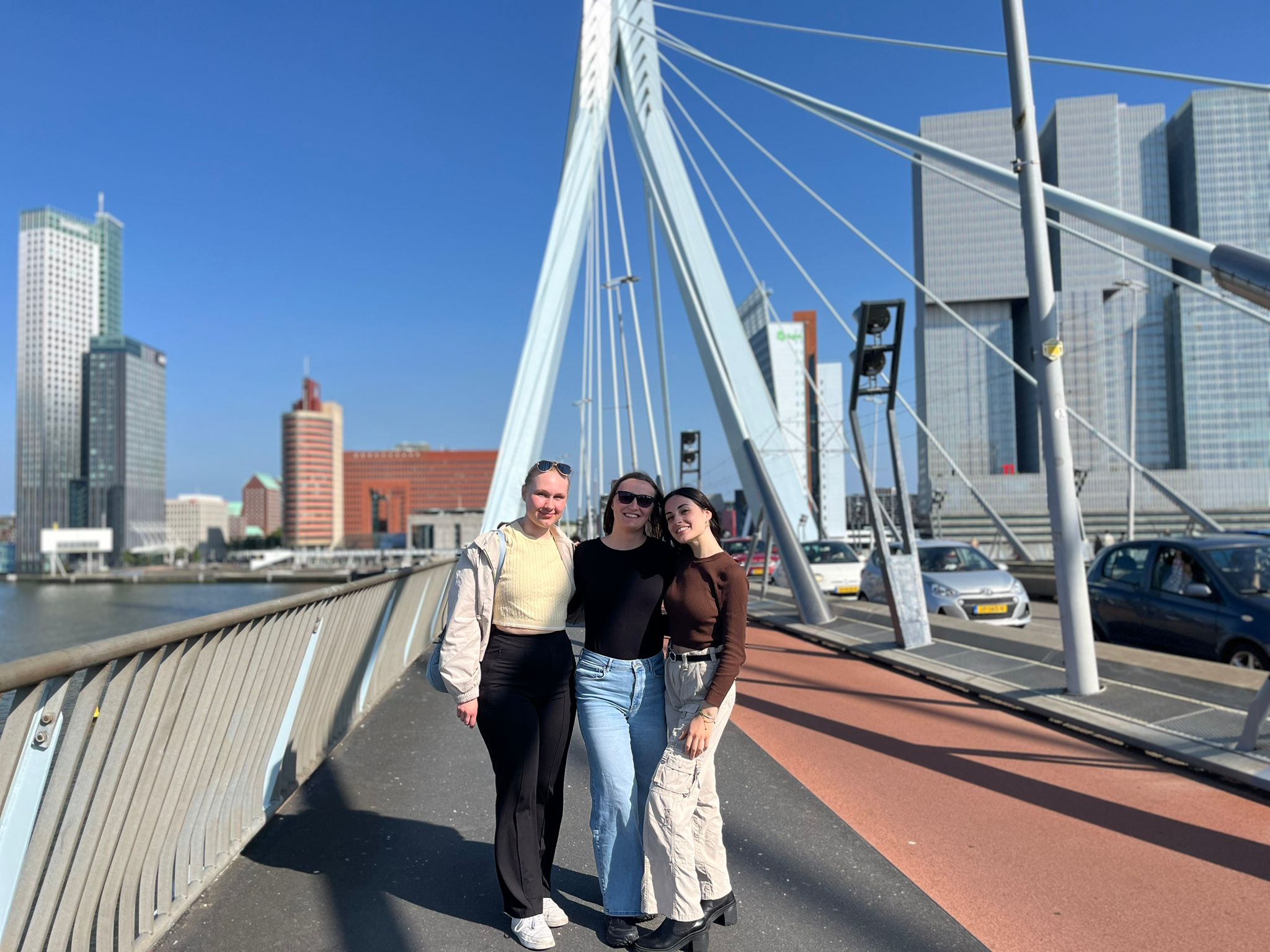 Alexandra Müller mit dem Bild "Mädelstrip Rotterdam Erasmusbrücke mit Susanne aus Finnland und Nicoletta aus Italien" (VIVES, Belgien)