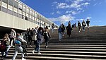 Studierende laufen die Hauptaussentreppe der PH Ludwigsburg hoch