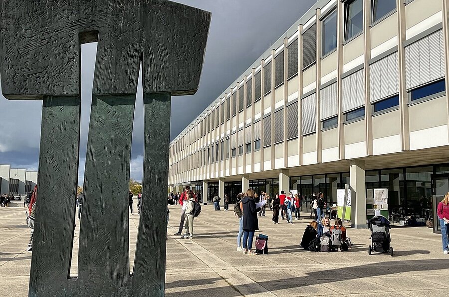 Zu sehen ist der Bildungshammer der PH Ludwigsburg, Studierende und die Fassade des Gebäude 1.