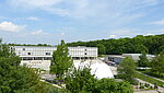 Blick von oben auf das Gebäude 1 und den Vorplatz