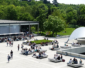 Vogelperspektive auf den Campus mit Blick auf die Mensa