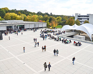 Vogelperspektive auf den Campus mit Blick auf Mensa, Spinne und Personen