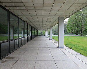 Zu sehen ist der Eingangsbereich l&auml;ngs zu Geb&auml;ude 2.