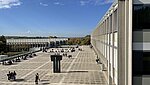 Blick auf den Vorplatz vor dem Gebäude 1 und dem Bildungshammmer der PH Ludwigsburg