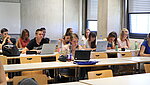 Blick auf Studierende, die an einem Seminar in den Räumlichkeiten der PH Ludwigsburg teilnehmen.