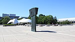 Campus mit Sicht auf Hammer, Brunnen und Gebäude 3 und 4