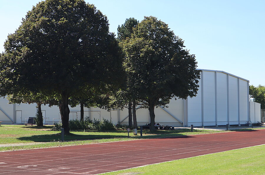 Das Bild zeigt den Sportplatz der PH Ludwigsburg