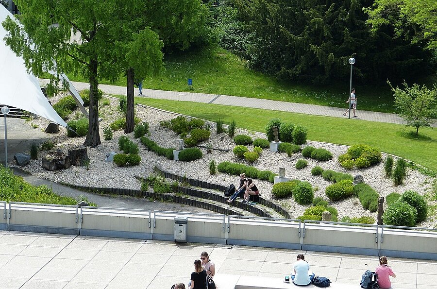 Campus der PH Ludwigsburg mit begrünten Bereich des BTZ (Vogelperspektive)