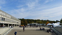 Campus mit Treppe und Studierenden